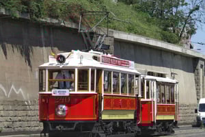 Von den Gleisen auf die Wellen – historische Straßenbahnfahrt & Moldau-Kreuzfahrt