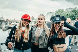 Prag: Sejltur med åben bar, DJ og adgang til den bedste klub