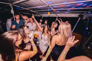 プラハ：大晦日オープンバーパーティーボート（2時間）、花火、SaSaZuクラブへのご案内