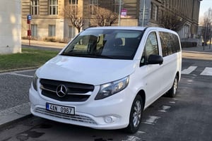 Praha: (PRG): Yksityinen kuljetus lentokentälle tila-autolla (PRG)