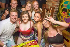 Praga: tour de bares con 2 horas de barra libre en Drunken Monkey