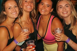 Praga: giro dei pub con bevande illimitate, bar e ingresso al club