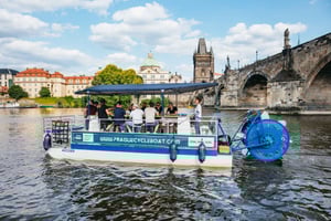 Praga: Nadar de bicicleta de cerveja num barco de bicicleta