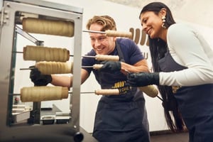 Praga: taller de trdelník, el pastel de chimenea tradicional
