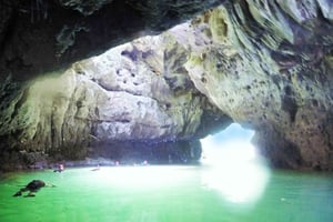 Rafting y espeleología en un santuario natural prístino.