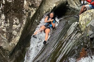 エルユンケ国立公園の滑り台と滝を楽しむ特別ツアー