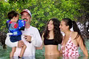 Baignade dans la baie bioluminescente de Mystic Waters Under the Sun & Stars (Eaux mystiques sous le soleil et les étoiles)