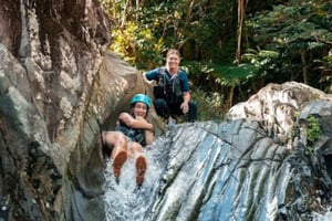 San Juan: Abenteuer Regenwald und Wasserrutsche mit Transport