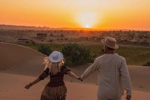 Deslumbrante safari de medio día en camello por el desierto con puesta de sol y cena.