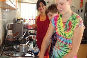 Sessão de culinária à noite e jantar com uma família indiana