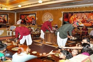 Visite de la ville de Jaipur en soirée et dîner à Chokhi Dhani