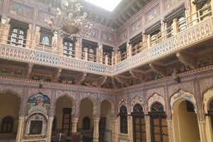 Исследуйте город Мандава с открытыми художественными галереями во время однодневной экскурсии