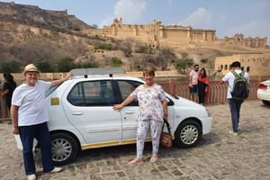 Fra Delhi: Privat transfer fra Delhi til Jaipur i AC-bil