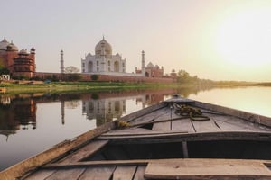 Von Delhi: Taj Mahal & Agra Tour mit Bootsfahrt & Mittagessen