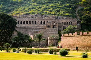 Von Jaipur: Abhaneri Stepwell & Bhangarh Fort Tagestour