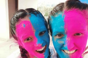 JAIPUR: Fejr Holi-festivalen i en lokal families hjem
