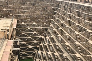 Jaipur: dagtrip naar het fort van Bhangarh en de trapbron Chand Baori