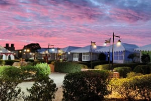 Ylellinen teltta, illallinen, aamiainen, kameliratsastus Tharin autiomaassa.