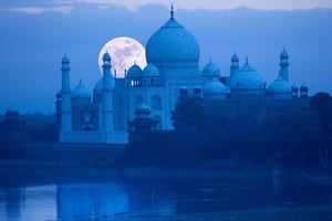 Passeio ao luar pelo Taj Mahal a partir da margem do rio Yamuna