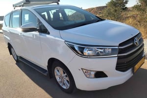 Rajasthanin vierailut: Jodhpur City Tour sedanilla 4 istuimella.