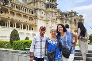 Udaipur 2 päivän yksityiskierros Kumbhalgarhin linnoituksella ja Ranakpurissa