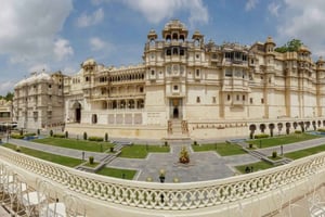 Udaipur: City Palace, Lake Pichola Cruise & Dance Show