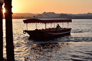 Udaipur: Guided Walking Tour of Ghats with Boat Ride