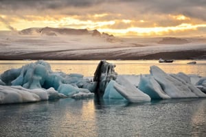 From Reykjavik: Glacier Lagoon and Fjaðrárgjúfur Canyon Tour