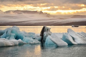 From Reykjavik: Glacier Lagoon and Fjaðrárgjúfur Canyon Tour