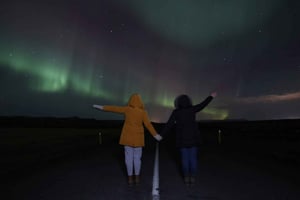 Reykjavikista: Northern Lights Tour kuumalla kaakaolla ja valokuvilla