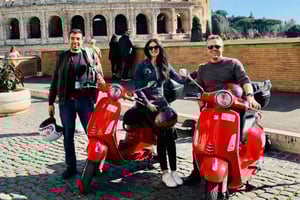 ローマをベスパで巡るガイドツアー：運転するか、乗客として乗車してください