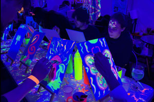 Rom: Neon-Malerei Workshop mit Wein