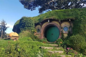 From Auckland: Hobbiton & Rotorua Tour with Lunch at Te Puia