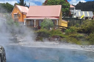 ワカレワレワ・マオリ村、湖、レッドウッドの森をご覧ください
