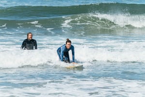 Solana Beach: clase privada de surf con tabla y traje de neopreno