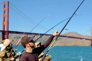 San Francisco: Pescando cangrejos bajo el puente Golden Gate