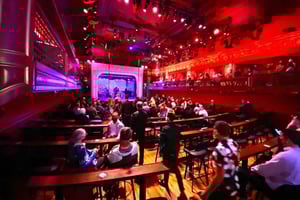 サンフランシスコ：「ディア・サンフランシスコ」没入型アクロバットショー