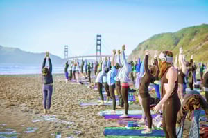 San Francisco: Silent Disco Yoga på Baker Beach