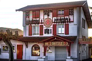 Utflykt till byarna i de franska och baskiska Pyrenéerna: Espelette, Ainhoa och Sare