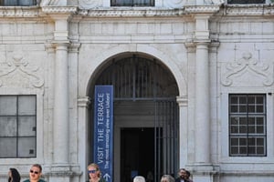 Lisboa: Entrada a la Iglesia de la Graça con Bebida en la Terraza