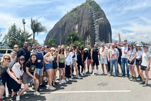 Medellin: Guatapé-tour, lunch, rondvaart en Piedra del Peñol