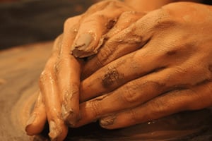 Pottenbakkersles met werpen op het wiel en handvormen