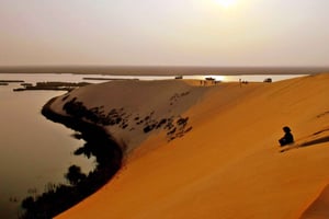 Riad: Keltaiselle järvelle ja hiekkadyyneille.