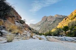 Taif: Al-Makhadah Valley Hiking Tour with Snacks