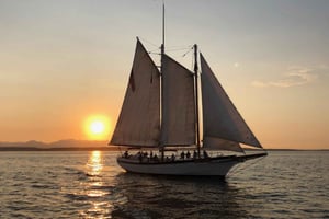 Seattle: Crucero por el puerto al atardecer en velero alto