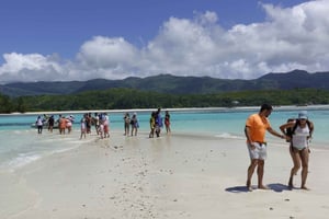 Mahe: gita di un giorno in barca con fondo di vetro con snorkeling e pranzo