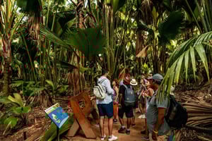 Seychelles: Praslin Island and La Digue Island Day Tour