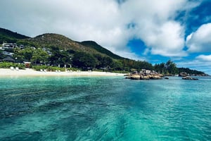 プララン島アンス・ラジオ＆アンス・ジョルジェットへのサンセットクルーズ .