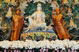 Visita buddista del tempio Longhua e degustazione di noodles vegetariani