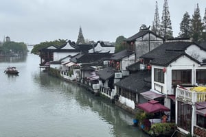 Au départ de Shanghai : Visite de la ville d'eau de Zhujiajiao avec promenade en gondole
